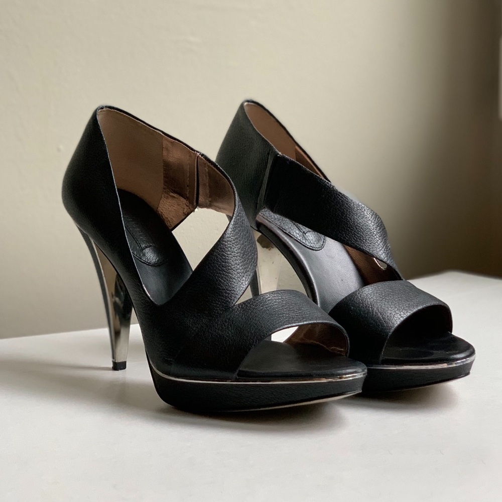 Banana Republic Rocio Crossover Sandal - size 6